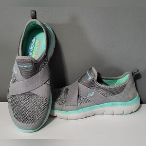 NWOT Women's Skechers Slip On Shoes (Size 6.5)